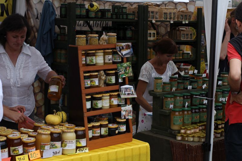 Stoisko pszczelarskie Pasieki Szeligów podczas XXIII Krakowskiego Miodobrania. Autor zdjęcia: Paweł Balana