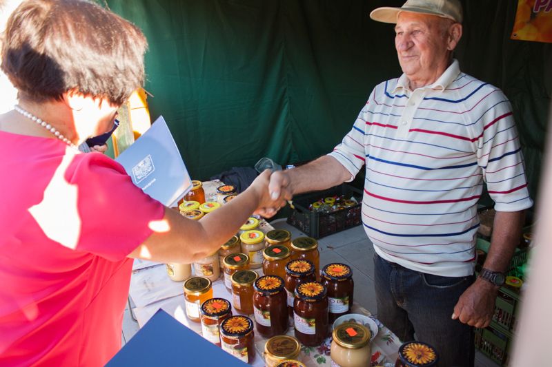 Gratulacje dla pszczelarza posiadającego swoje stoisko na Święcie Miodu w Pszczynie. Autor zdjęcia: Kazimierz Wiśniowski