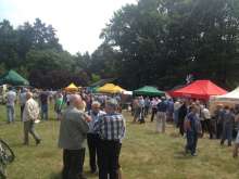 Plac z wystawcami XV Spotkania Pszczelarzy na Trutowisku w Murckach