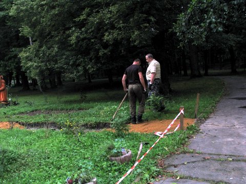 Pszczelarze podczas pracy przy tworzeniu ścieżki wewnątrz ogrodu przyjaznego pszczołom i ludziom. Autor zdjęcia: Marek Przybysz.