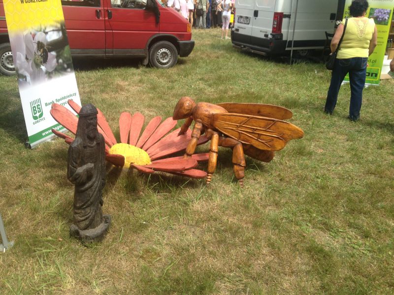 Rzeźba pszczoły na kwiatku prezentowana podczas XV Spotkania Pszczelarzy Śląskich na Trutowisku w Murckach.
