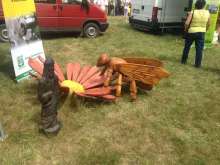 Rzeźba pszczoły na kwiatku prezentowana podczas XV Spotkania Pszczelarzy Śląskich na Trutowisku w Murckach.