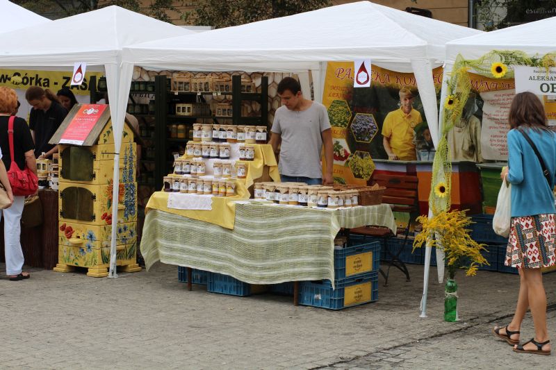 Stoisko pszczelarskie Pasieki Kordecki i wnukowie podczas XXIII Krakowskiego Miodobrania. Autor zdjęcia: Paweł Balana