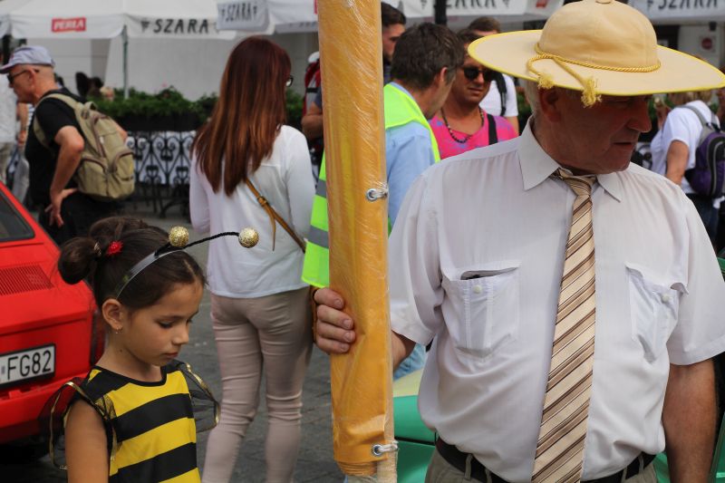 Pszczelarz z pszczółeczką podczas XXIII Krakowskiego Miodobrania. Autor zdjęcia: Paweł Balana