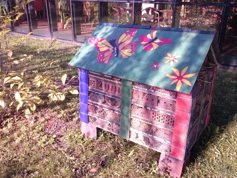 Domek dla dzikich zapylaczy obok Miejskiej Biblioteki Publicznej w Jaworznie. Autor zdjęcia: Marcin Balana