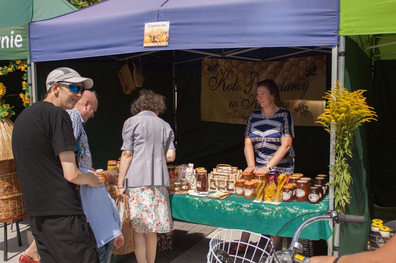 Stoisko pszczelarskie z miodami podczas wydarzenia o nazwie: VII Święto Miodu w Pszczynie. Autor zdjęcia: Kazimierz Wiśniowski