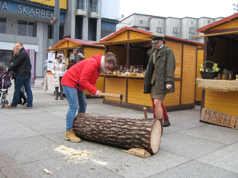 Dzianie barci pod czujnym okiem pani Leśnik podczas II Festiwalu Miodu w Katowicach. Autor zdjęcia: Kazimierz Wiśniowski