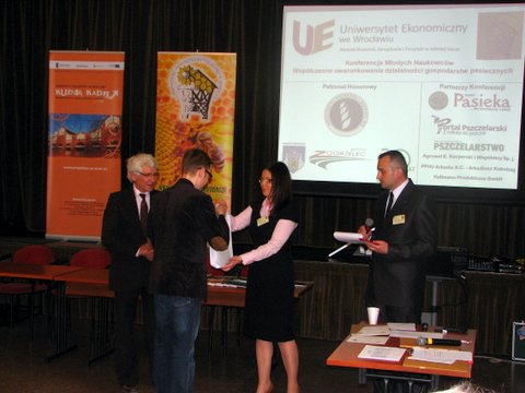 III miejsce przypadło Piotrowi Chmielewskiemu za tematykę związaną z zagrożeniami pszczół. Autor zdjęcia: Marcin Balana.