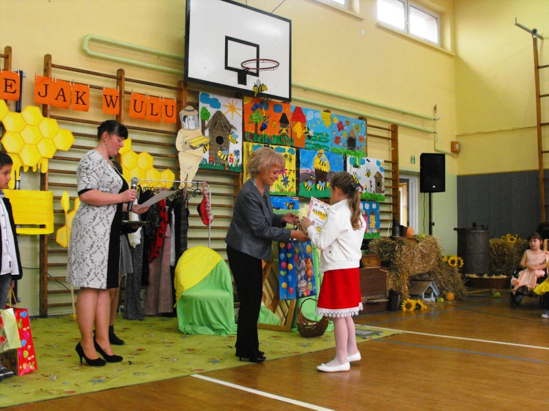 Wręczenie nagród zwyciężczyni jednego z konkursów.