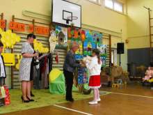 Wręczenie nagród zwyciężczyni jednego z konkursów.