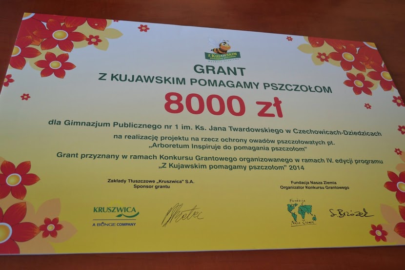 Na zdjęciu powyżej znajduje się nagroda dla Gimnazjum Publicznego nr 1 im. Ks. Jana Twardowskiego w Czechowicach-Dziedzicach. Autorka zdjęcia:  Agnieszka Jurasz.