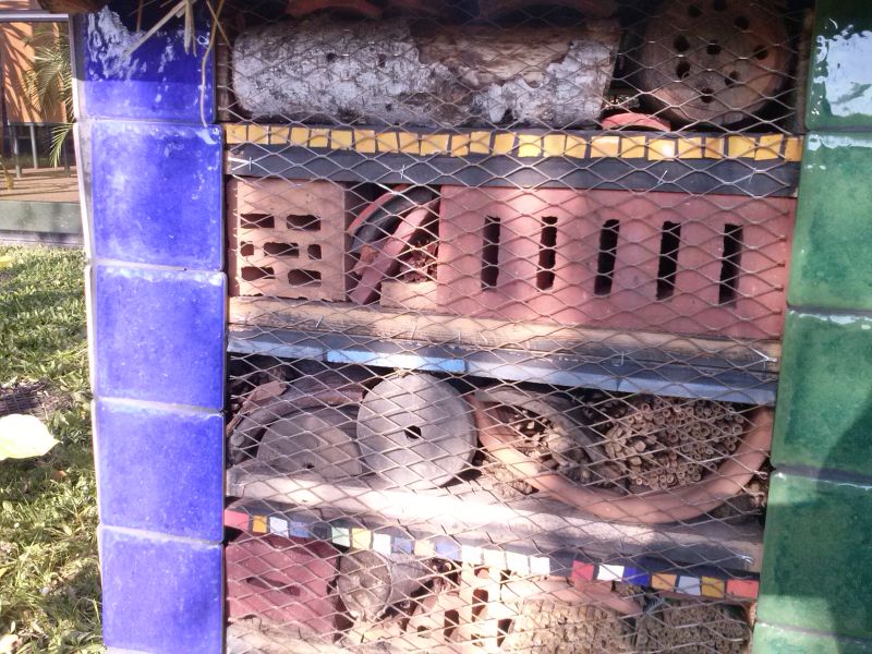 Domek dla dzikich zapylaczy obok Miejskiej Biblioteki Publicznej w Jaworznie. Autor zdjęcia: Marcin Balana