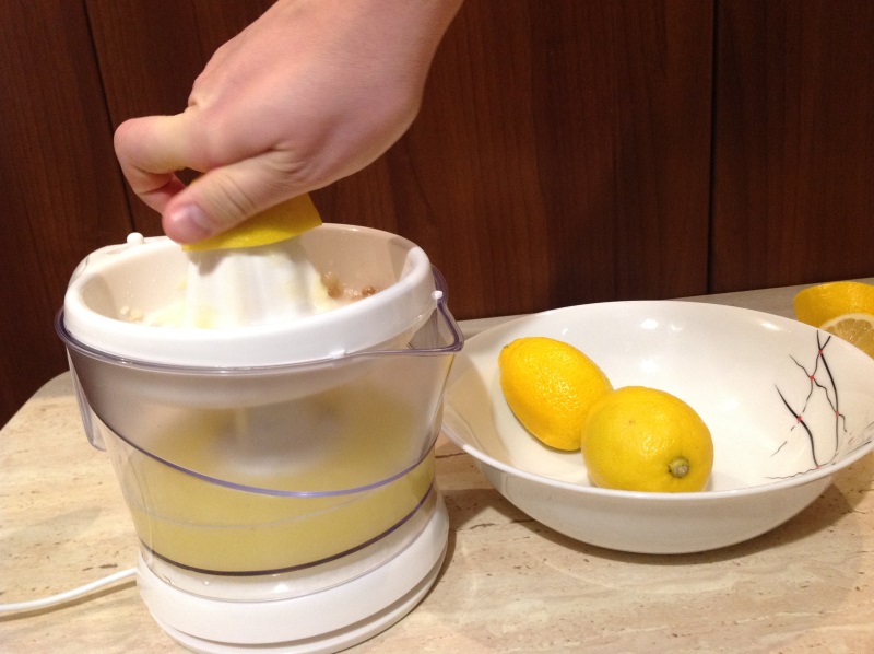 Uprzednio umyte i przekrojone na pół cytryny wyciskamy w celu uzyskania świeżego soku.