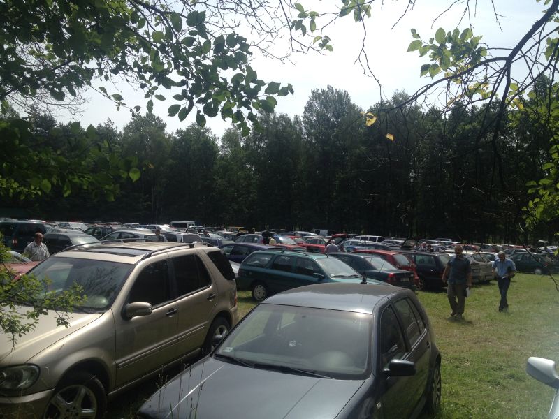 Parkingi oraz droga prowadząca do trutowiska były zajęte przez samochody gości. XV Spotkanie Pszczelarzy na Trutowisku w Murckach.