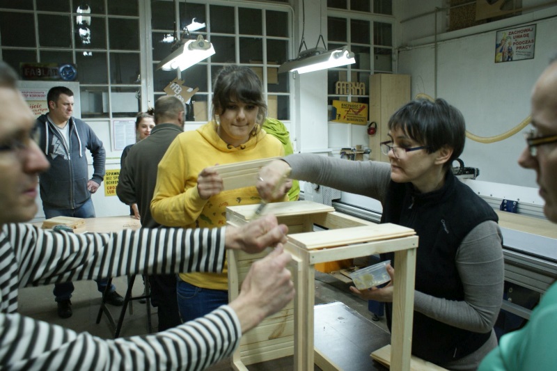 Prace nad ulem wielkopolskim w ramach IV edycji warsztatów pszczelarskich organizowanych przez Fab Lab Łódź w ramach projektu \