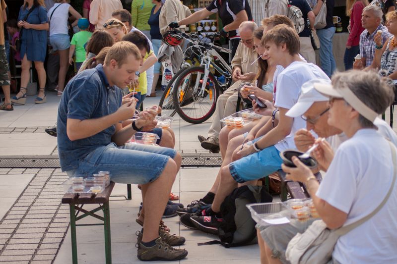 Degustacja miodów podczas wydarzenia o nazwie: VII Święto Miodu w Pszczynie. Autor zdjęcia: Kazimierz Wiśniowski