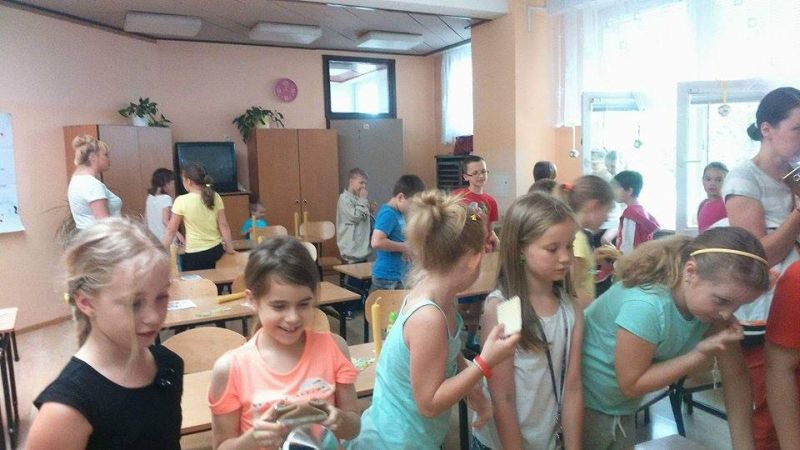 Uśmiechnięci uczestnicy warsztatów pszczelarskich w Szkole Podstawowej nr 313 w Warszawie. Autor zdjęcia: Piotr Nowotnik