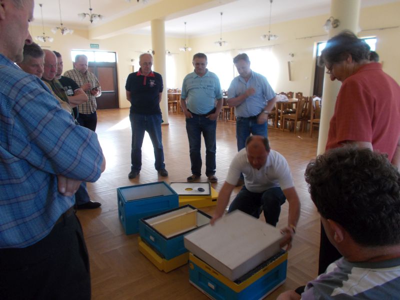 Omawianie tematu tworzenia odkładów pszczelich przez Jerzego Nagiera podczas szkolenia pszczelarskiego w Bielińcu w 2017 roku.