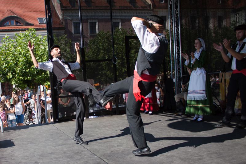 Kadr z występu tanecznego na scenie VII Święta Miodu w Pszczynie. Autor zdjęcia: Kazimierz Wiśniowski