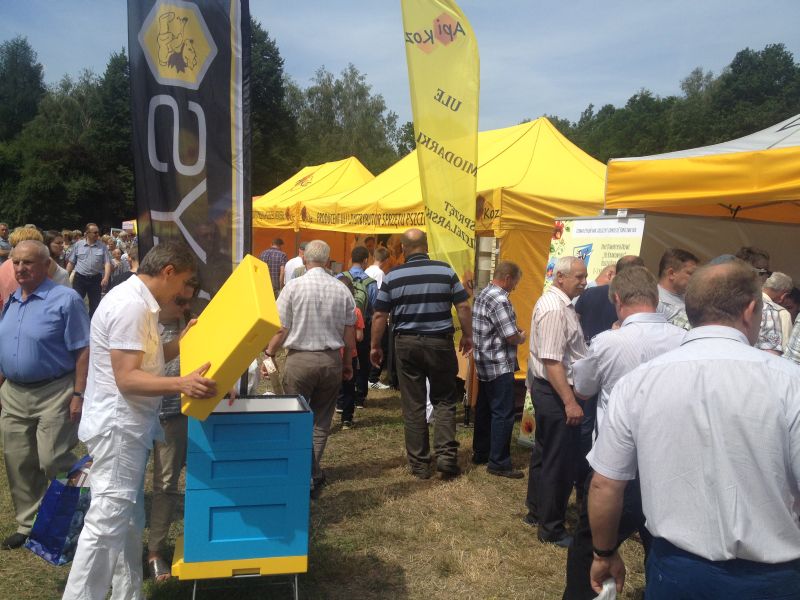 Zainteresowaniem cieszył się także ule styropianowe firmy Łysoń. XV Spotkanie Pszczelarzy na Trutowisku w Murckach.