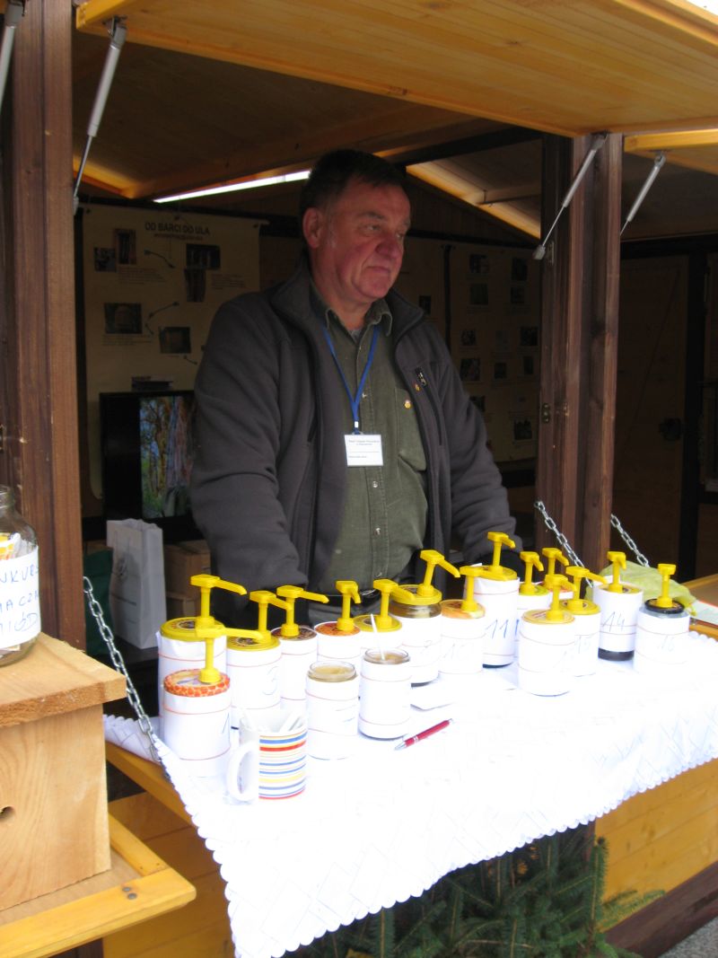 Stoisko konkursowe na II Festiwalu Miodu w Katowicach. Autor zdjęcia: Kazimierz Wiśniowski