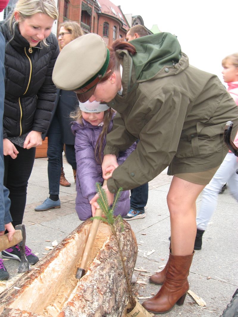 Najmłodsi uczestnicy dziania barci mogli liczyć na pomoc rodziców i nie tylko. Autor zdjęcia: Kazimierz Wiśniowski