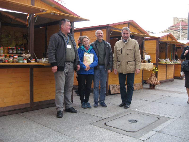 Uśmiech nie opuszczał pszczelarzy podczas II Festiwalu Miodu w Katowicach. Autor zdjęcia: Kazimierz Wiśniowski