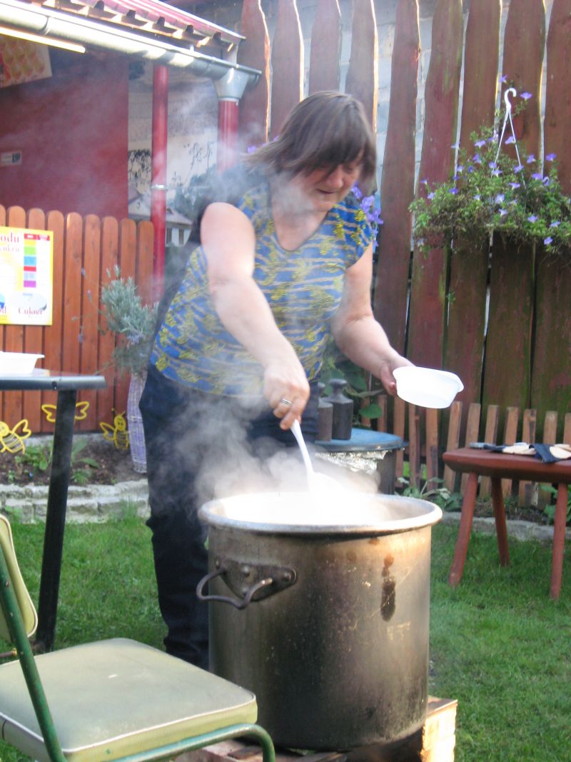 Smaczny posiłek podczas Jesiennego Spotkania Pszczelarzy Ziemi Oświęcimskiej. Autor zdjęcia: Kazimierz Wiśniowski