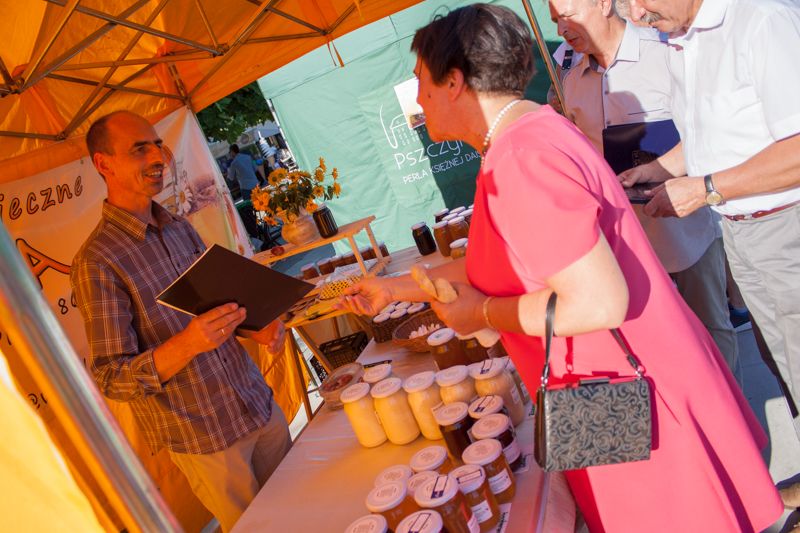 Dyplom dla pszczelarza podczas VII Święta Miodu w Pszczynie. Autor zdjęcia: Kazimierz Wiśniowski