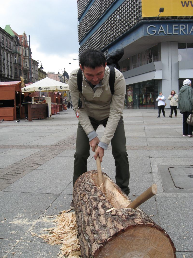 Turysta podczas dziania barci na II Festiwalu Miodu w Katowicach. Autor zdjęcia: Kazimierz Wiśniowski