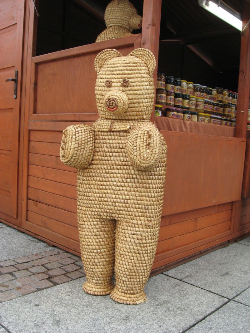 Słomiany niedźwiedź podczas II Festiwalu Miodu w Katowicach. Autor zdjęcia: Kazimierz Wiśniowski