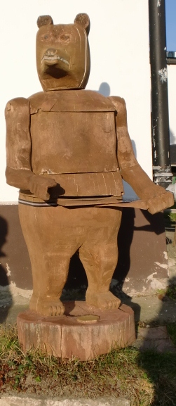 Ul niedźwiedź z pnia lipy. Wykonanie: Zdzisław Begierski. Autor zdjęcia: Zdzisław Begierski