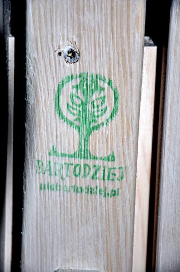 Zielona pieczątka z napisem Bartodziej - znak szczególny skradzionych uli z okolic Kłodzka.