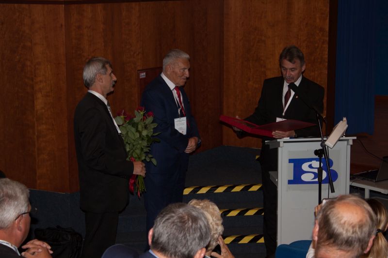 Zbigniew Binko i Kazimierz Wiśniowski, przedstawiciele Śląskiego Związku Pszczelarskiego w Katowicach, przekazują 