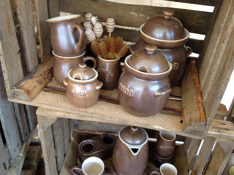 Ceramiczne pojemniki na miód. Autorka zdjęcia: Ewa Balana