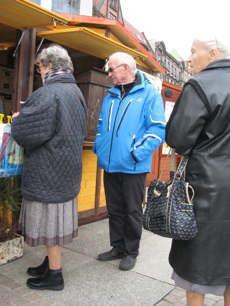 Klienci zainteresowani asortymentem pszczelarzy podczas II Festiwalu Miodu w Katowicach. Autor zdjęcia: Kazimierz Wiśniowski