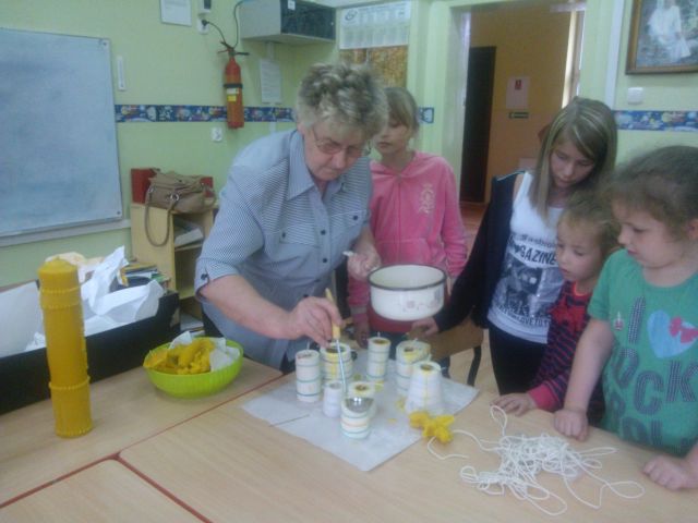 Uczymy się robić świece z wosku pszczelego. Żródło zdjęcia: materiały przekazane przez p. Agatę Wojtuń.