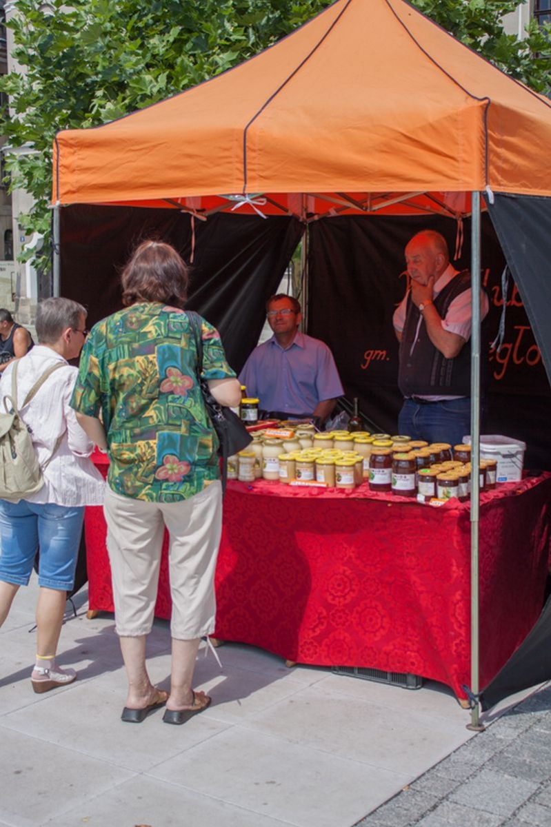 Stoisko pszczelarskie z miodem podczas wydarzenia o nazwie: VII Święto Miodu w Pszczynie. Autor zdjęcia: Kazimierz Wiśniowski