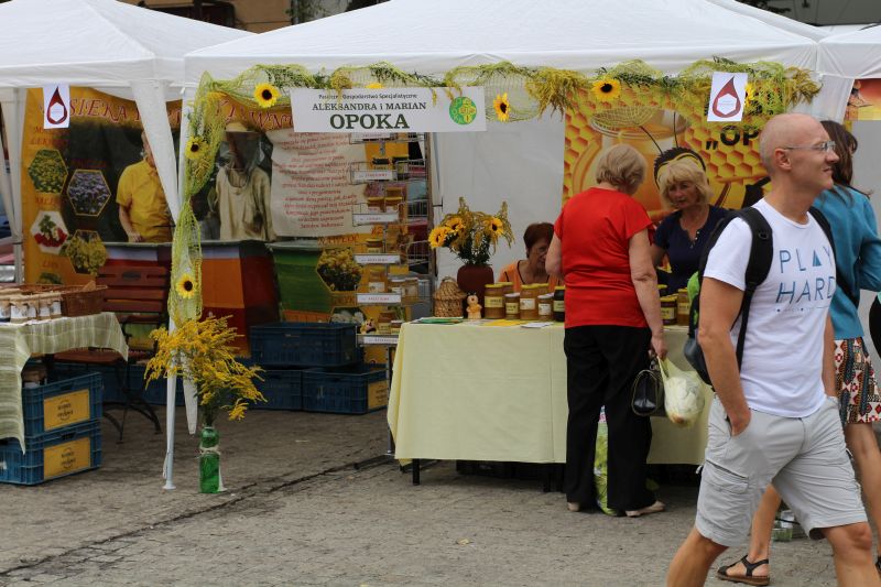 Stoisko pszczelarskie Pasieki Aleksandry i Mariana Opoka podczas XXIII Krakowskiego Miodobrania. Autor zdjęcia: Paweł Balana