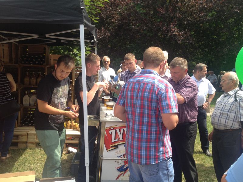 Podczas XV Spotkania Pszczelarzy na Trutowisku w Murckach można było się także ochłodzić zimnym piwem z kega.