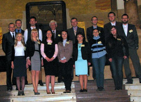 Pamiątkowe zdjęcie na schodach zabytkowego Miejskiego Domu Kultury w Zgorzelcu.