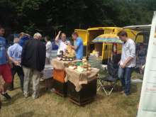 Zainteresowaniem cieszyły się także stoiska pszczelarzy oferujących miód z własnych pasiek. XV Spotkanie Pszczelarzy na Trutowisku w Murckach.