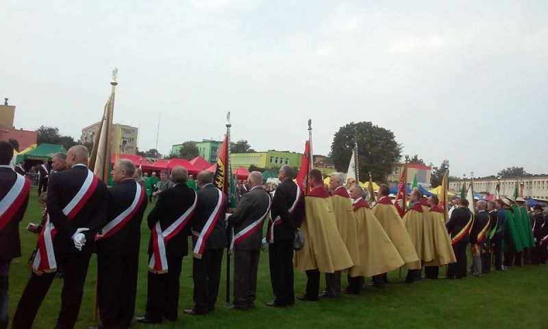 Poczty sztandarowe podczas XXXIII Ogólnopolskich Dni Pszczelarza w Wałczu i Ziemi Wałeckiej.