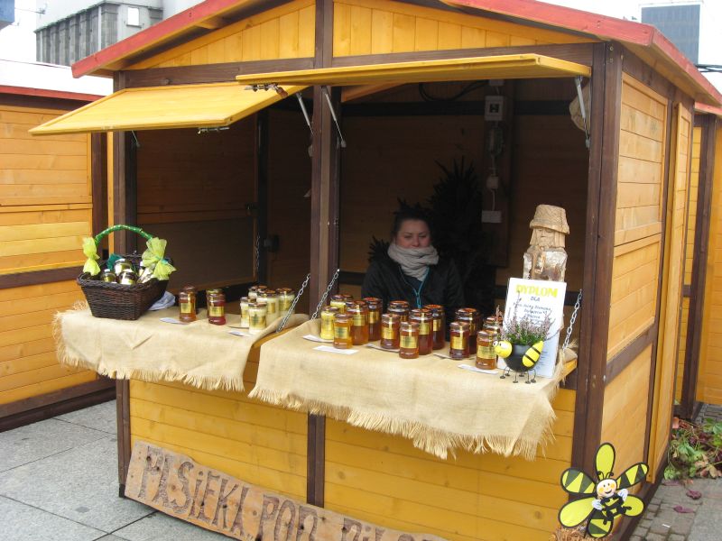 Asortyment pszczelarki podczas II Festiwalu Miodu w Katowicach. Autor zdjęcia: Kazimierz Wiśniowski