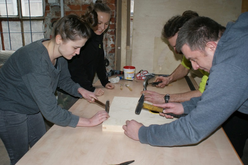 Prace nad ulem wielkopolskim w ramach IV edycji warsztatów pszczelarskich organizowanych przez Fab Lab Łódź w ramach projektu \