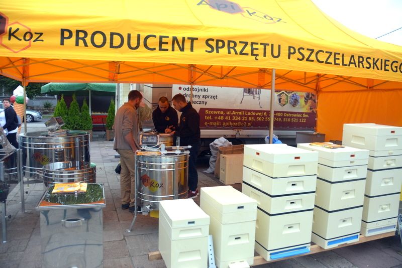 Namiot wystawienniczy producenta sprzętu pszczelarskiego firmy ApiKoz podczas I Konferencji Pszczelarskiej w Brzesku (02.09.2017 r.). Autor zdjęcia: Marek Kotfis