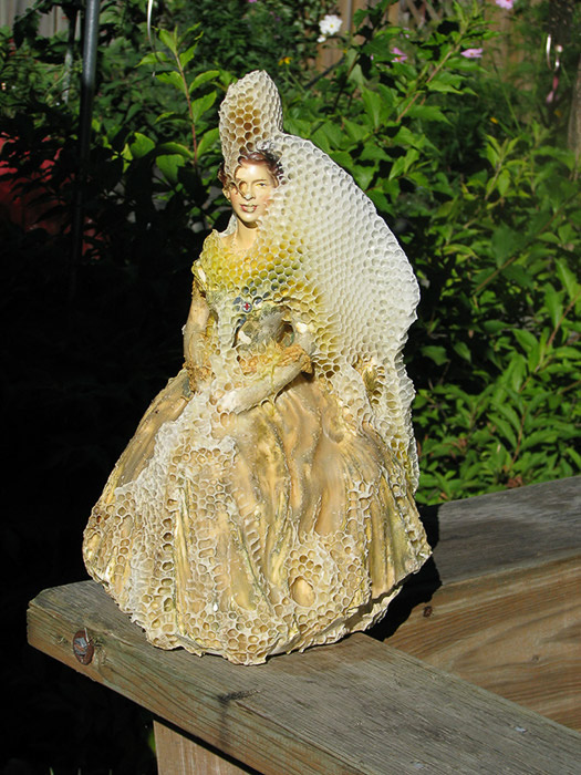 Figurka odmieniona przez pszczoły. Autorka: Aganetha Dyck. Fotografia: Peter Dyck. Źródło: www.aganethadyck.ca Artystka udzieliła nam pisemnej zgody na publikację fotografii jej prac.