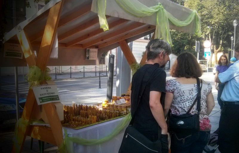 Stoisko pasieki z Krzeszowic podczas V Krzeszowickiego Miodobrania. Autorka zdjęcia: Renata Gasek