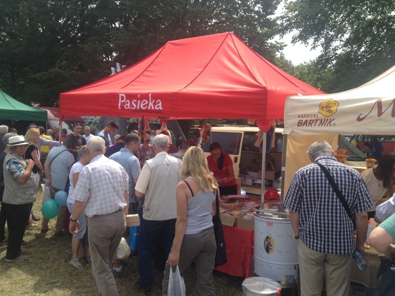 Stoisko Wydawnictwa Pasieka na XV Spotkaniu Pszczelarzy na Trutowisku w Murckach. W ofercie dostępne były m.in. książki pszczelarskie oraz etykiety na słoiki z miodem.