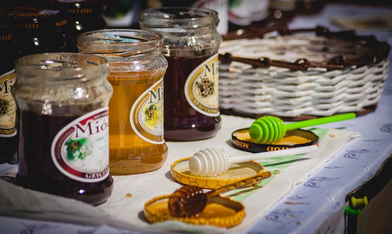 Miód gryczany, miód lipowy i miód spadziowy gotowe do degustacji. VII Święto Miodu w Pszczynie. Autor zdjęcia: Kazimierz Wiśniowski